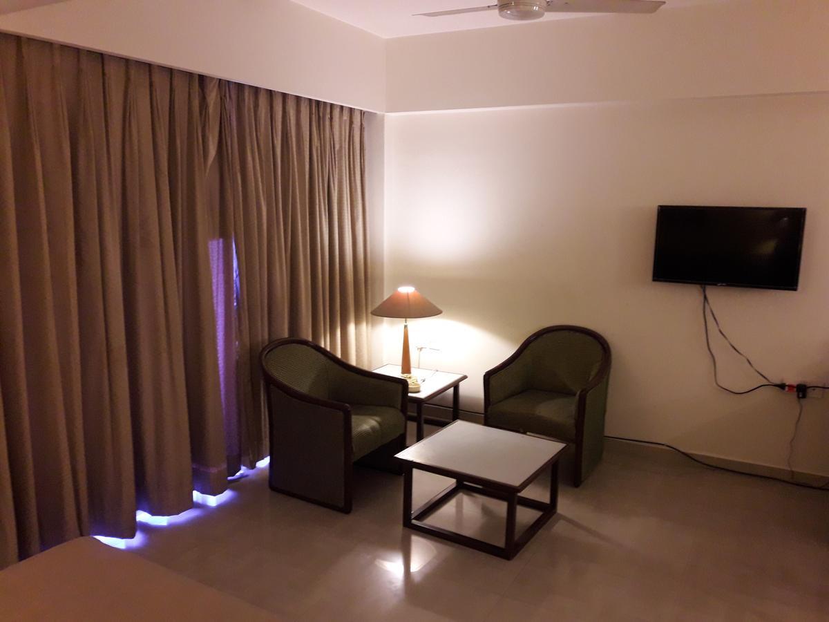 Hotel Bluehill バーヴナガル エクステリア 写真