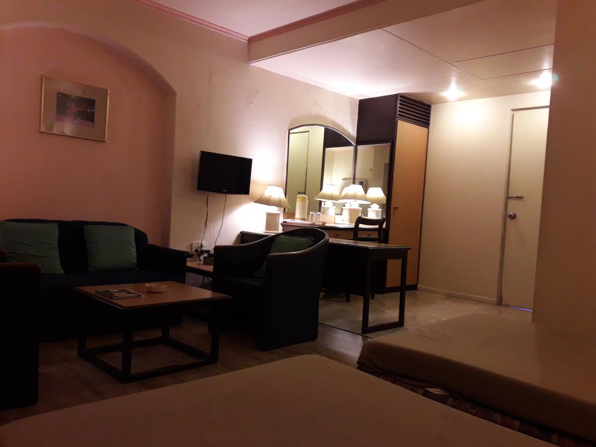 Hotel Bluehill バーヴナガル エクステリア 写真